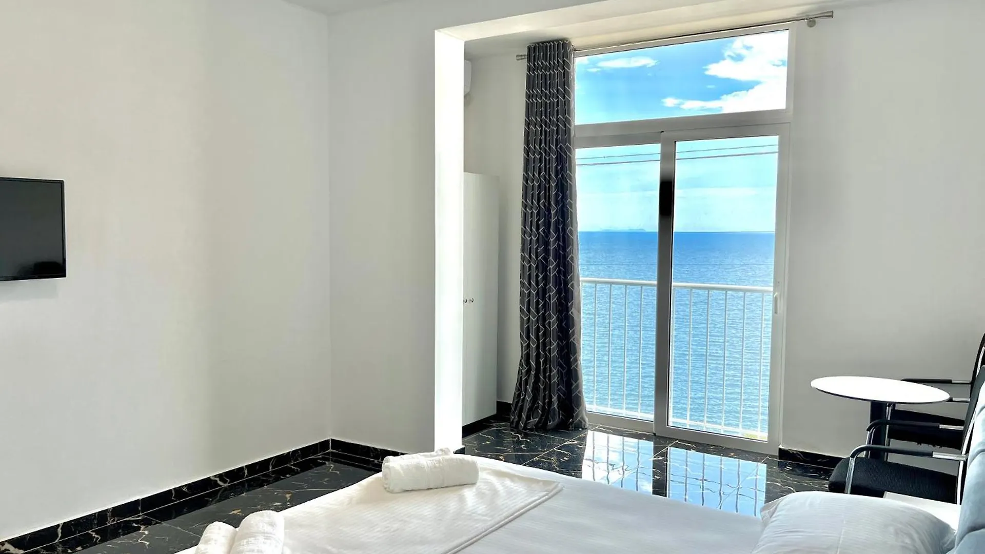 Redi'S Seaview Apartments Sarandë Albania